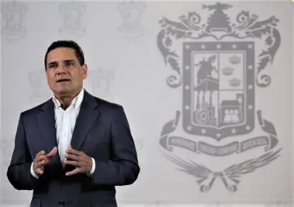 Aumenta Silvano Aureoles 60% el sueldo a médicos y enfermeras   